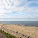 Avec Balcon, Parking Privé, Accès Direct Plage, Proche Centre - Fr-1-319-44 *